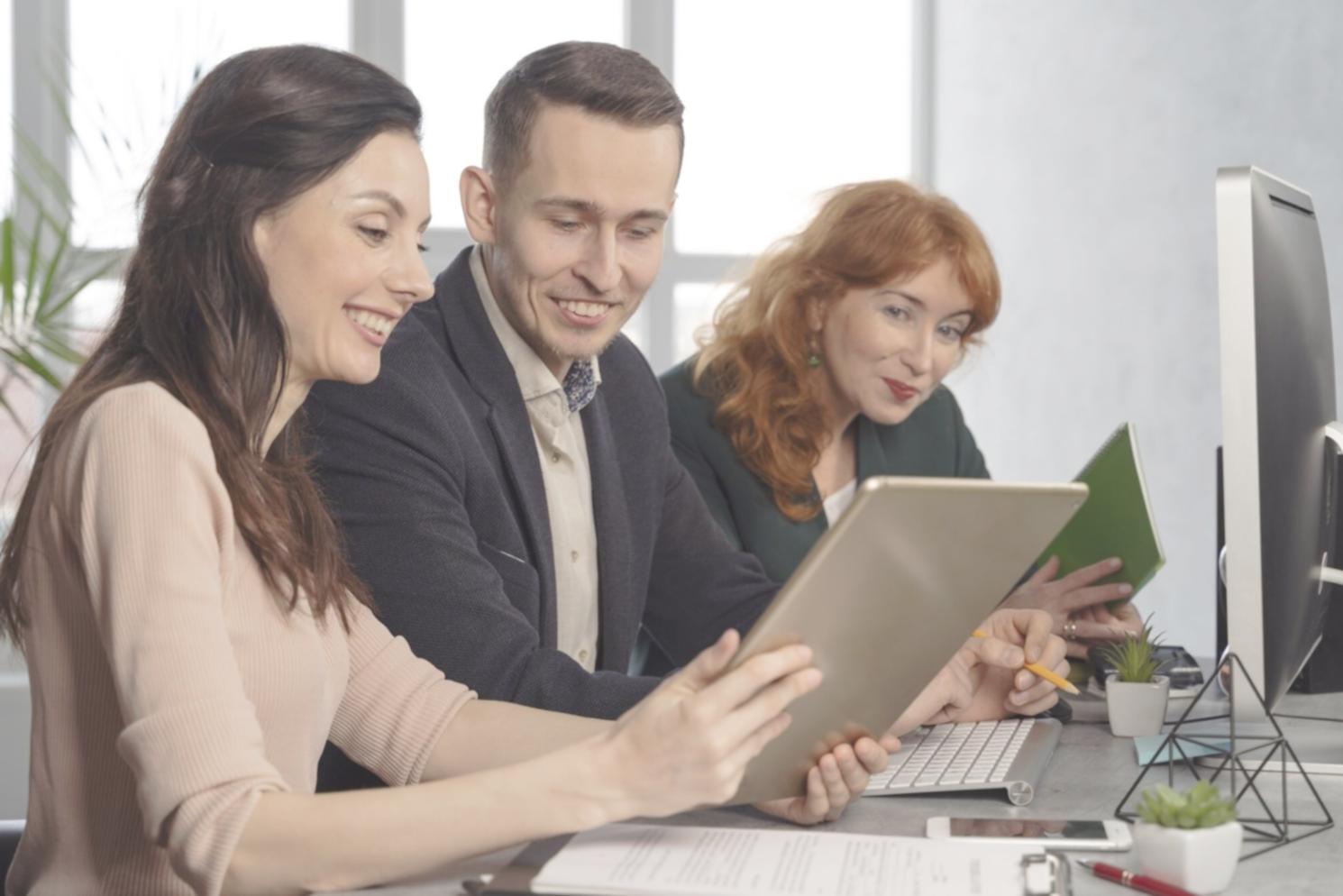 Analytické nástroje a grafy zobrazující finanční data